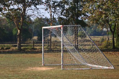 Tayland kırsalında okul bahçesinde küçük bir gol..