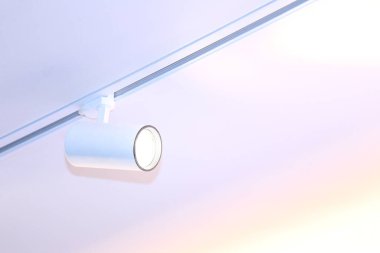 Tavan lambalarıyla ilgili fikirlerin kullanılması için Seminer toplantı odasındaki tavan lambası ya da spot ışığı.