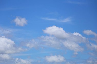 Gündüz arkaplanda beyaz bulutlu mavi gökyüzü tasarım için çalışma fikri konseptinizde.