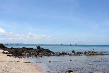 Tayland 'ın Chonburi eyaletindeki Samae San Körfezi' nde sular çekildikten sonra kıyı kayalıkları..