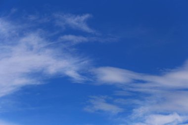 Gündüz arkaplanda beyaz bulutlu mavi gökyüzü tasarım için çalışma fikri konseptinizde.