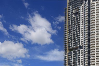 Gündüz vakti mavi gökyüzü arkaplanı olan yüksek binanın yanı ve iş konseptinizde tasarım için boşluk kopyala.