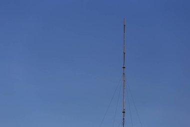 Antik televizyon anteni mavi gökyüzü arka planına kurulmuş..