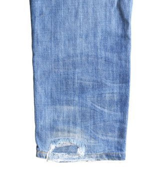 Beyaz arka planda izole edilmiş mavi kot bacakları ve kırpma yolları var. Kot pantolon bacakları. mavi kot kumaş.