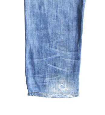 Beyaz arka planda izole edilmiş mavi kot bacakları ve kırpma yolları var. Kot pantolon bacakları. mavi kot kumaş.