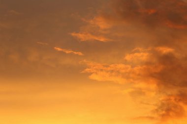 Arkaplanda bulutlar ve alacakaranlık gökyüzü gün batımından sonra doğal manzara tasarımı için gökyüzü manzarası.