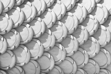 Balık pulu şeklinde beyaz şekilli sıva desenleri, işinizde dizayn edilmek üzere istiflenmiş beyaz pulların arka planı.