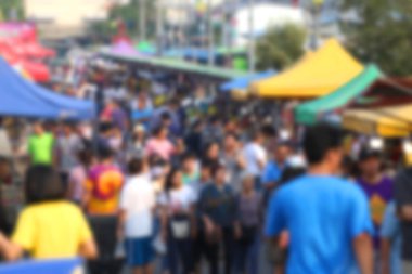 Çalışma arkaplanı konseptinde tasarım için odaklanmış pazar fuarının soyut bulanık iç arkaplanı.