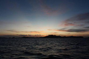 Sabah güneş doğmadan önce deniz, doğadan gelen ışıktır..
