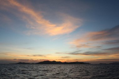 Sabah güneş doğmadan önce deniz, doğadan gelen ışıktır..
