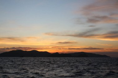 Sabah güneş doğmadan önce deniz, doğadan gelen ışıktır..