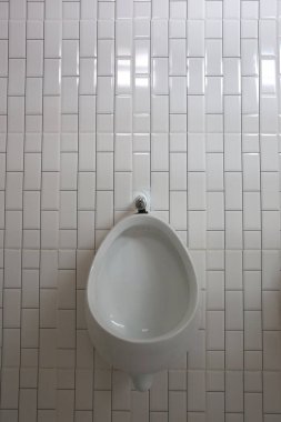 İş konseptinizde tasarım için iç dekorasyon erkek banyosunda beyaz pisuarlar.