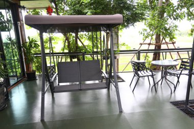 Kafede oturmak için boş salıncak, çelikten yapılmış ve gri.. 