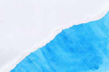 Beyaz sanat kağıdında mavi suluboya resim kağıtları ve dalgalı çizgilerle örtüşen yırtık arkaplan.