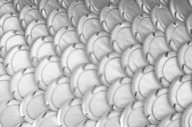 Balık pulu şeklinde beyaz şekilli sıva desenleri, işinizde dizayn edilmek üzere istiflenmiş beyaz pulların arka planı.