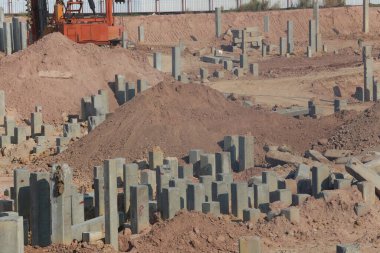 İstikrarlı temellere sahip büyük inşaat projeleri için yığının yere döküldüğü inşaat alanları.