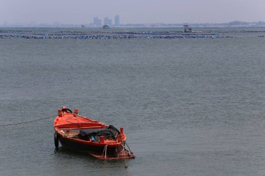 Balıkçı köyü denizindeki sahil balıkçı tekneleri. Köylüler. Deniz kıyısındaki bir körfezde küçük bir balıkçı teknesi..