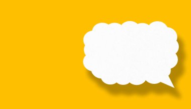 İş konseptinizde tasarım için sarı arkaplana karşı boş beyaz bulut kağıdı konuşma balonu şekli.