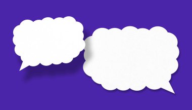 İş konseptinizde tasarım için mavi arkaplana karşı boş beyaz bulutlu kağıt konuşma balonu şekli.