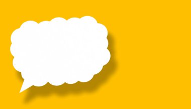 İş konseptinizde tasarım için sarı arkaplana karşı boş beyaz bulut kağıdı konuşma balonu şekli.