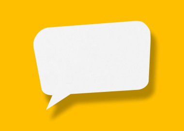 İş konseptinizde tasarım için sarı arkaplan iletişim balonlarına izole edilmiş boş konuşma balonu şekilli beyaz kağıt.