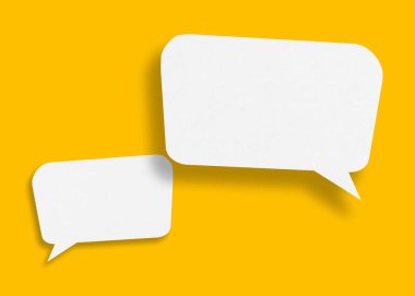 İş konseptinizde tasarım için sarı arkaplan iletişim balonlarına izole edilmiş boş konuşma balonu şekilli beyaz kağıt.