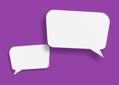 Boş konuşma balonu şeklindeki beyaz kağıt, iş konseptinizdeki tasarım için mor arkaplan iletişim balonlarına izole edilmiş..