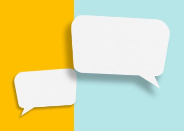 Boş konuşma balonu şeklindeki beyaz kağıt, iş konseptinizdeki tasarım için sarı-mavi arka plan iletişim balonlarına izole edilmiş..