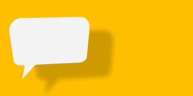 İş konseptinizde tasarım için sarı arkaplan iletişim balonlarına izole edilmiş boş konuşma balonu şekilli beyaz kağıt.