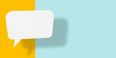 Boş konuşma balonu şeklindeki beyaz kağıt, iş konseptinizdeki tasarım için sarı-mavi arka plan iletişim balonlarına izole edilmiş..