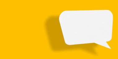 İş konseptinizde tasarım için sarı arkaplan iletişim balonlarına izole edilmiş boş konuşma balonu şekilli beyaz kağıt.