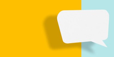 Boş konuşma balonu şeklindeki beyaz kağıt, iş konseptinizdeki tasarım için sarı-mavi arka plan iletişim balonlarına izole edilmiş..