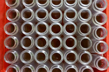 Birçok cam şişenin kapakları açık ve hizalanmış üst görünümü, işinizi tasarlamak için kullanın.