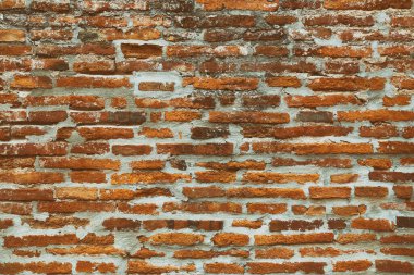 Kırmızı tuğla duvarın yüzeyi eski, kirli ve iş tezgahınızın tasarımı için siyah küflerle kaplı.. 