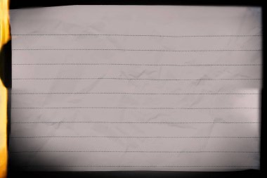 Yatay çizgiler içeren boş bir kağıt arkaplan, not yazmak ya da belge oluşturmak için mükemmel. Eğitici ve yaratıcı projeler için ideal.