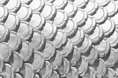 Balık pulu şeklinde beyaz şekilli sıva desenleri, işinizde dizayn edilmek üzere istiflenmiş beyaz pulların arka planı.