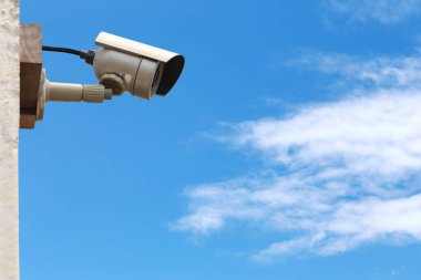 Mavi gökyüzü arkaplanındaki CCTV kamera sistemi kopyalama alanı ile.