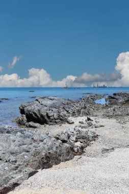 Tayland 'ın Chonburi eyaletindeki Samae San Körfezi' nde sular çekildikten sonra kıyı kayalıkları..