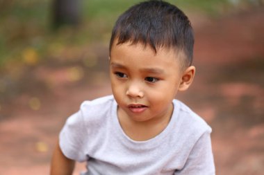 Büyüleyici genç bir çocuk dışarıda vakit geçirmekten zevk alıyor, neşe ve masumiyeti somutlaştırıyor. Bu portre doğadaki çocukluk oyununun özünü yansıtıyor..