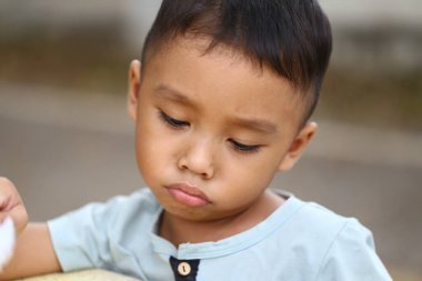 Bu yakın plan portre derin düşüncelere dalmış masumiyeti ve ince duyguları yansıtan bir çocuğu yakalıyor. Yumuşak ışık çocuğun ifadesini güçlendirir..