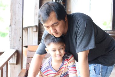 Bir baba ve oğulun birlikte iyi vakit geçirdiği, şefkatlerini ve eğlenceli etkileşimlerini kapalı bir ortamda sergiledikleri yürek ısıtan bir sahne..