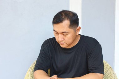 Düşünceli bir adam, gündelik bir ortamda tek başına oturmuş, hayatı yansıtıyor. Ortam yalnızlık ve tefekkür hissi yaratır, izleyicileri bağlanmaya davet eder..