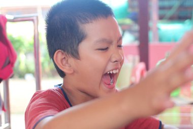 Heyecan ve enerji sergileyen neşeli bir çocuk, neşeli masumiyetin ve canlı duyguların özünü kapalı mekan ortamında yakalıyor..