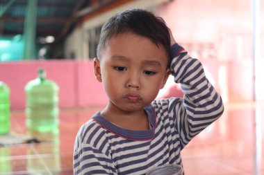 Düşünceli bir çocuk dalgın dalgın dalgın dalgın dalgın dalgın dalgın derin duygular uyandıran, bir masumiyet ve merak anını yakalıyor..