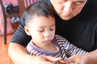 Bir baba ve çocuk arasındaki sevgi ve bağlarını gösteren yürek ısıtan bir an. Huzurlu atmosfer sevgiyi ve bağlılığı vurgular..