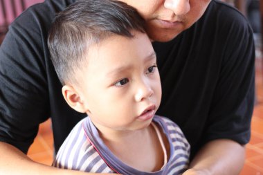 Yürek ısıtan bir an, genç oğlunu kucaklayan bir babanın hassas bağlarını ve derin bağlantılarını öylesine, samimi bir ortamda gösterir..