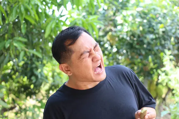 Açık havada, yemyeşil bir ortamda duygularını tutkuyla ifade eden bir adam. Hareketli ortam anın yoğunluğunu arttırır, saf mutluluğu yakalar..