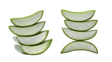 Yığılmış taze aloe vera dilimleri canlı yeşil kenarlarını ve sulu iç kısımlarını sergiliyor ve kırpma yolları var. Sağlık ve güzellik uygulamaları için ideal, doğal tazeliğin ve organik kalitenin vurgulanması.