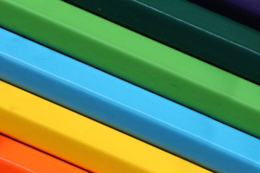 Renkli plastik şeritlerin yakın plan görüntüsü, yaratıcı ve sanatsal projeler için mükemmel renklerin canlı bir spektrumunu sergiliyor..