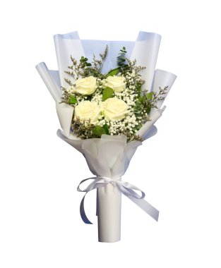 Yumuşak beyaz güllerin ve yemyeşil yeşilliğin bulunduğu zarif bir buket, beyaz arka planda izole edilmiş, düğünler veya özel günler için mükemmel. Aşkın ve tazeliğin güzel bir tasviri.